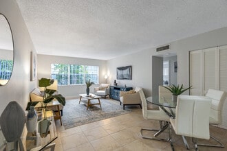 Amberstone Apartments in Pompano Beach, FL - Foto de edificio - Building Photo