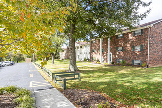 Gatehouse Apartments - Most Utl Incl. in Lexington, KY - Building Photo - Building Photo