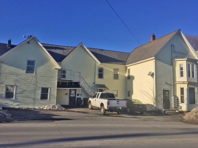 31 Stillwater Ave in Old Town, ME - Foto de edificio - Building Photo