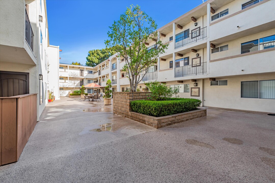 12801 Moorpark St, Unit 203 in Studio City, CA - Building Photo