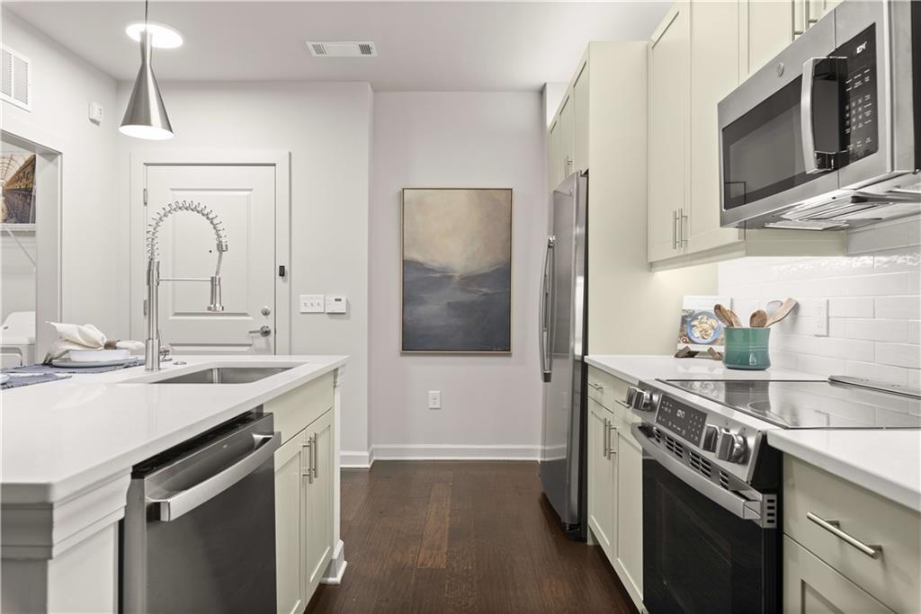 2420 Peachtree Rd in Atlanta, GA - Building Photo