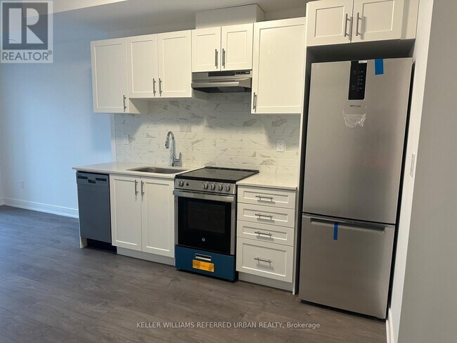 715 Davis Dr in Newmarket, ON - Building Photo - Building Photo