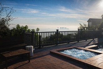 2050 Cyprean Dr in Los Angeles, CA - Foto de edificio - Building Photo