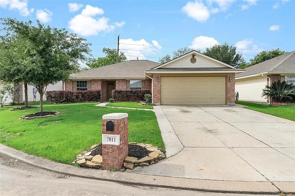 7811 Fall Glen Dr in Houston, TX - Building Photo