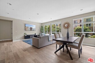 12534 W Fielding Circle in Los Angeles, CA - Building Photo - Building Photo