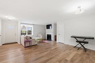 6032 Old Landing Way in Burke, VA - Building Photo - Building Photo