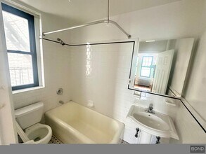 218 W 10th St in New York, NY - Building Photo - Building Photo