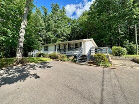 90 Holly Ct in Bracey, VA - Building Photo