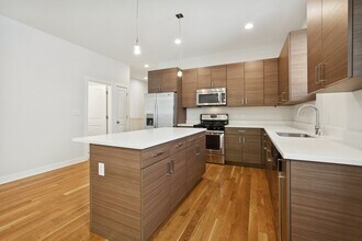 1956 W Erie St in Chicago, IL - Building Photo - Building Photo