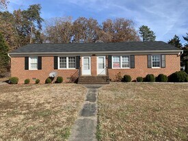 101 Lee St in Bowling Green, VA - Building Photo