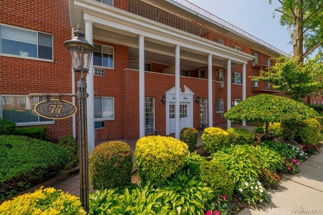 77 S Park Ave in Rockville Centre, NY - Building Photo - Building Photo