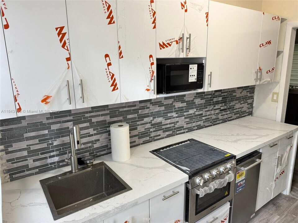 4730 Pine Tree Dr in Miami Beach, FL - Building Photo