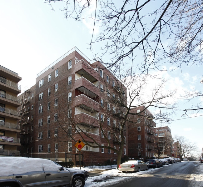 65-36 Wetherole St in Rego Park, NY - Foto de edificio - Building Photo
