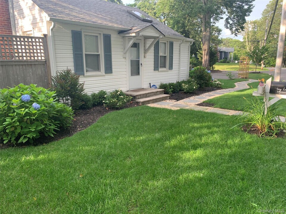 56 Tuscarora Dr in Centerport, NY - Building Photo