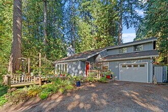 9999 NE Beach Crest Dr in Bainbridge Island, WA - Building Photo - Building Photo