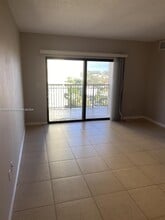 3530 SW 22nd St, Unit 913 in Miami, FL - Building Photo - Building Photo