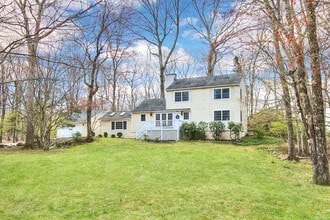 1 Graystone Ln in Weston, CT - Building Photo - Building Photo