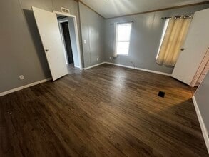 1102 E Spring St in Henrietta, TX - Building Photo - Building Photo