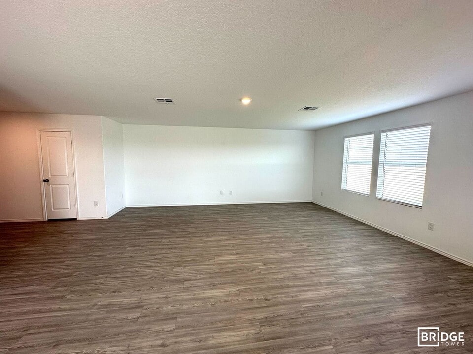 2438 Double Oak Dr in New Braunfels, TX - Foto de edificio