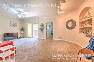 2407 Courtney Meadows Ct in Tampa, FL - Foto de edificio - Building Photo