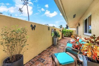 103 Teryl Rd in Naples, FL - Foto de edificio - Building Photo