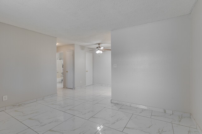Fountain Oaks in Phoenix, AZ - Foto de edificio - Interior Photo