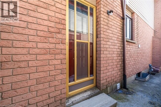 404 Stone Church Rd E in Hamilton, ON - Building Photo - Building Photo