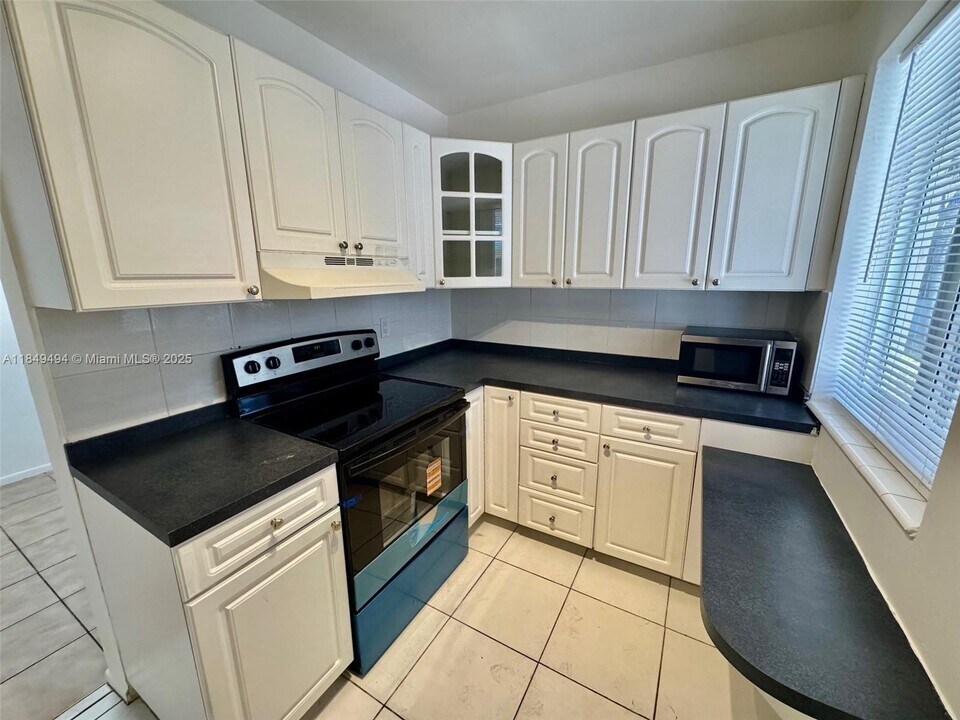 2380 Diana Dr in Hallandale Beach, FL - Building Photo