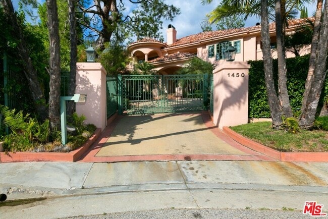 1450 Cuesta Linda Dr in Los Angeles, CA - Building Photo - Building Photo