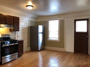 3702 E Plankinton Ave, Unit Upper in Cudahy, WI - Foto de edificio - Building Photo