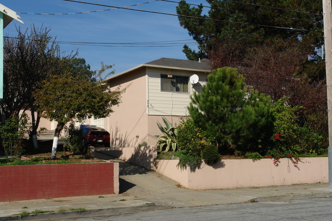 809 Olive Ave in South San Francisco, CA - Building Photo - Building Photo