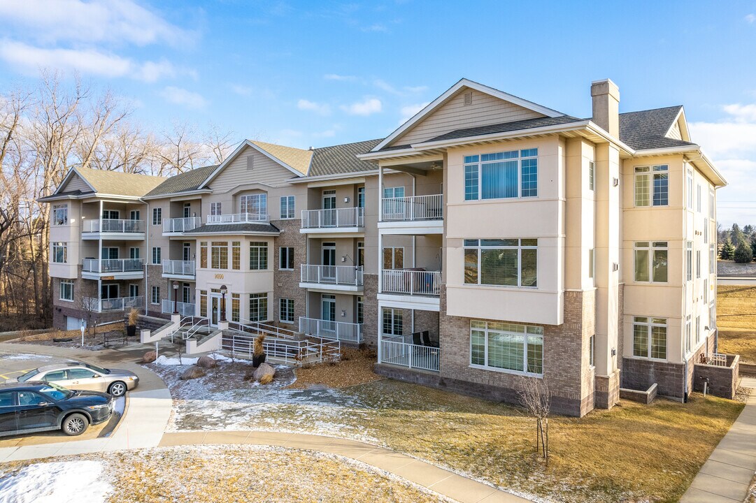 Pinnacle Condominiums in Clive, IA - Foto de edificio