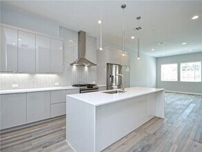 2108 Tillery St in Austin, TX - Foto de edificio - Building Photo