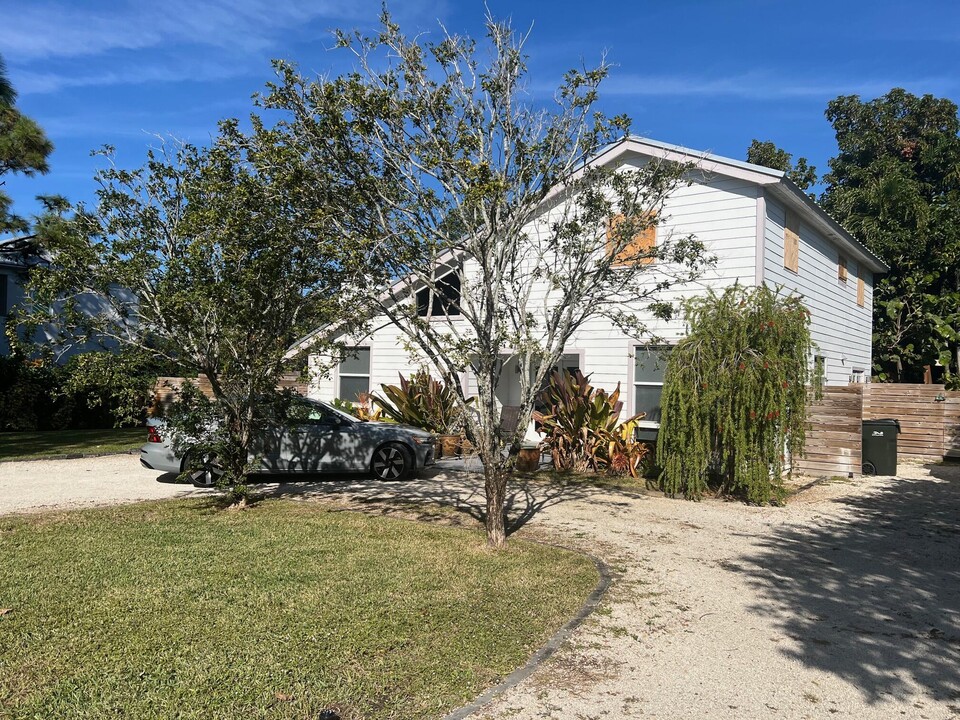 137 Coconut Rd in Delray Beach, FL - Building Photo