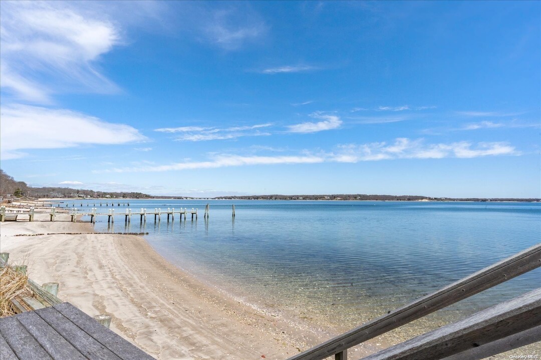 1155 Old Harbor Rd in Southold, NY - Building Photo