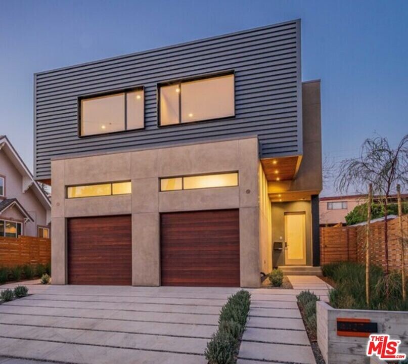 4429 Kingswell Ave in Los Angeles, CA - Building Photo
