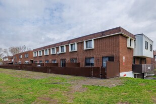 Place Hurteau in Dollard-des-Ormeaux, QC - Building Photo