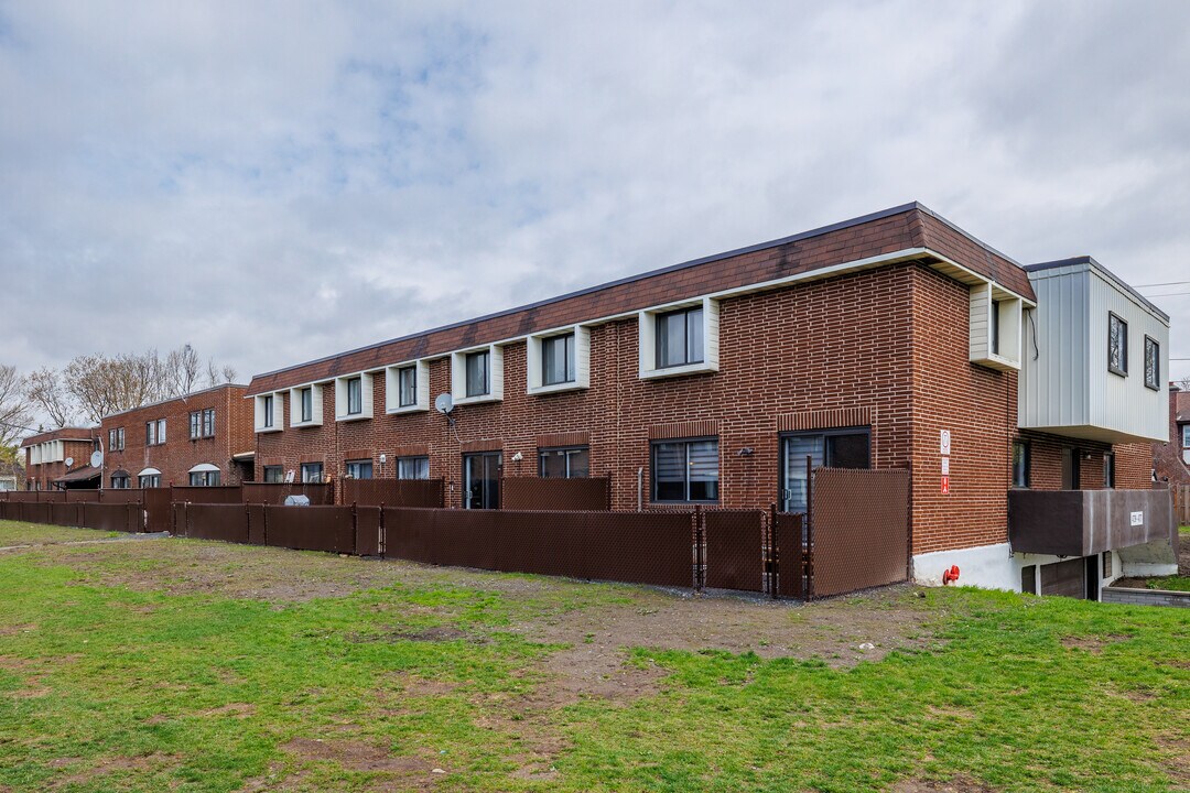 Place Hurteau in Dollard-des-Ormeaux, QC - Building Photo