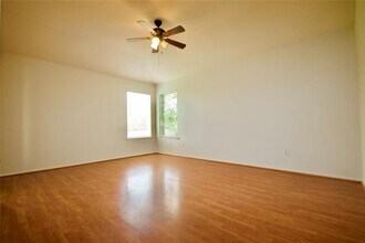 1217 Tudor House Rd in Pflugerville, TX - Foto de edificio - Building Photo
