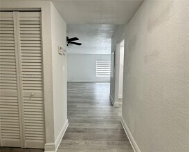 17500 NW 68th Ave in Hialeah, FL - Foto de edificio - Building Photo