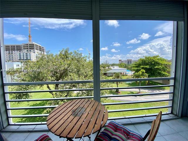 608 NE 2nd St in Dania Beach, FL - Building Photo