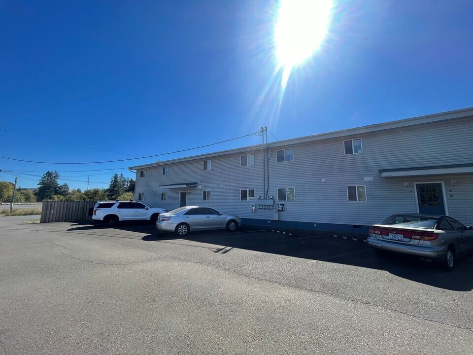 32000 Pineway Rd in Lebanon, OR - Building Photo