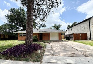 7905 Turquoise Ln in Houston, TX - Foto de edificio - Building Photo