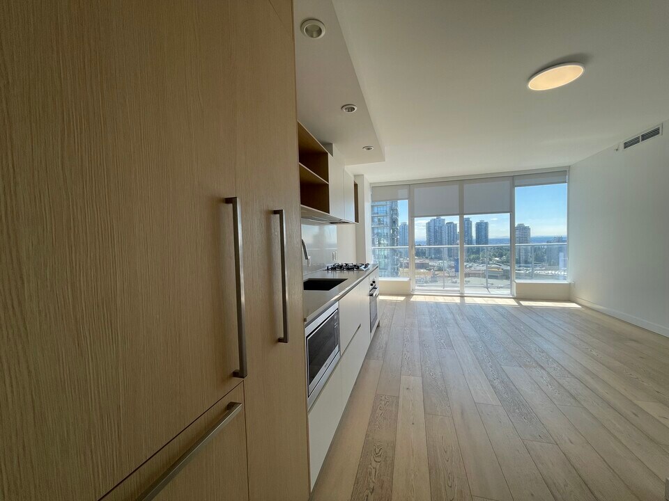 6000 Mckay Av in Burnaby, BC - Building Photo
