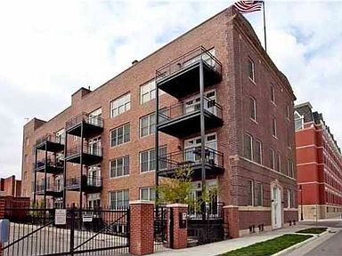 201 S Saint Francis Ave, Unit 304 in Wichita, KS - Building Photo