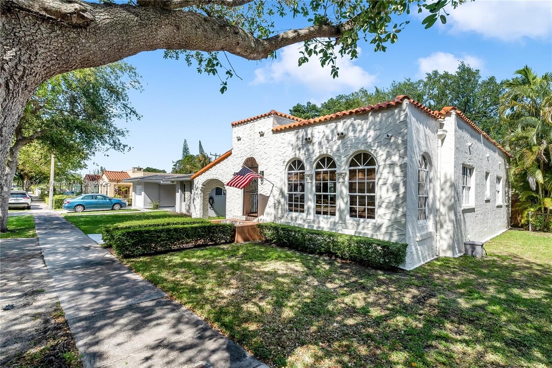 829 Lorca St in Miami, FL - Building Photo