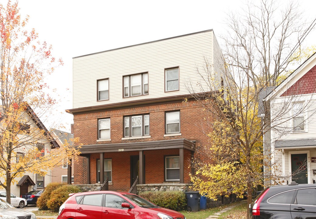 209 N Ingalls St in Ann Arbor, MI - Foto de edificio