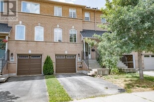 2569 Gill Crescent in Oakville, ON - Building Photo