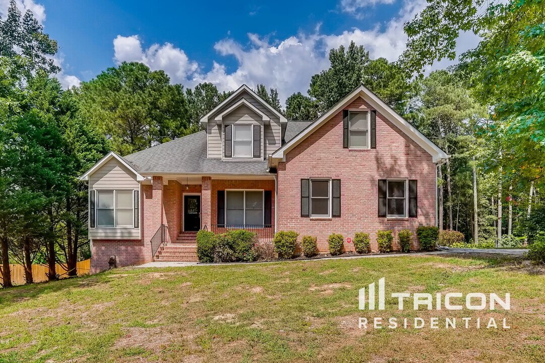 1300 Bullock Pl SW in Lilburn, GA - Building Photo