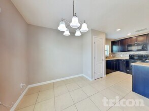 1479 Swan Lake Cir in Dundee, FL - Foto de edificio - Building Photo